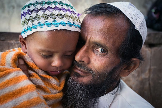 Père et fils à la mosquée Adhai Din Ka Jhonpra, Ajmer, Rajasthan