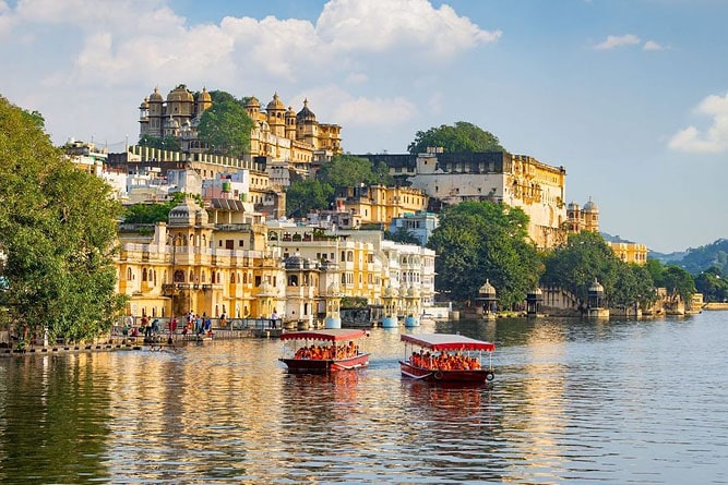 City Palace seen from Lake Pichola, Udaipur, Rajasthan