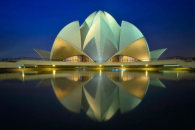 Veduta notturna del Tempio del Loto, riflesso nello stagno, Delhi, India