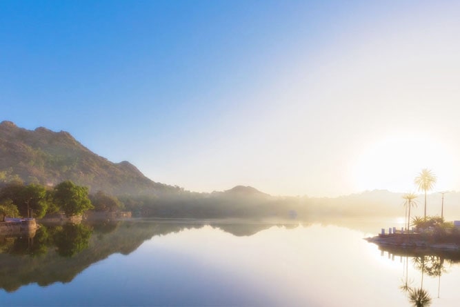 Lever du soleil sur le lac Nakki, Mount Abu, Rajasthan